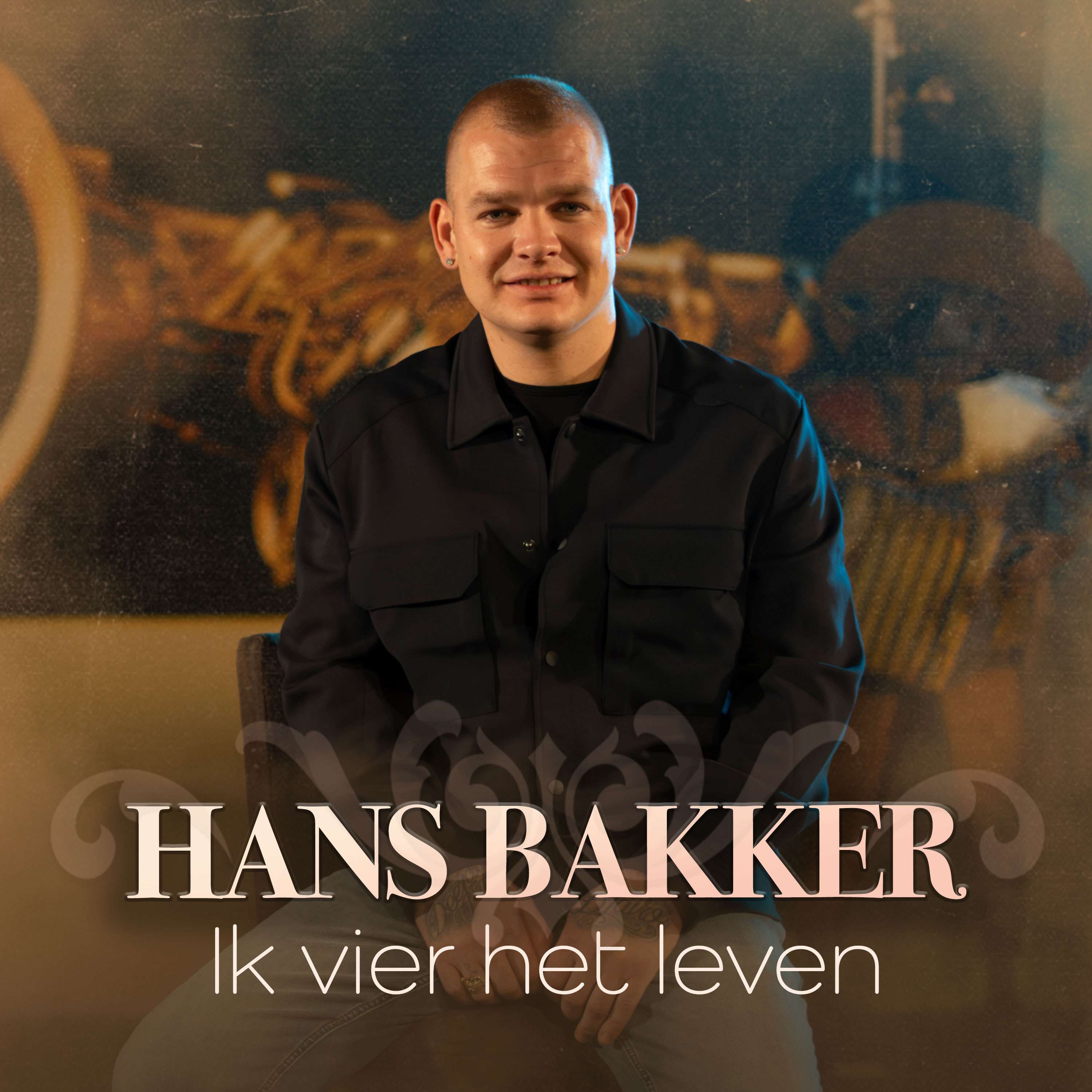 HOOGEVEENSE ZANGER HANS BAKKER   VIERT HET LEVEN EN HOE!  Van zingen in het café van zijn tante tot een contract bij   een groot label, het leven lacht Hans Bakker toe.   De Hoogeveense zanger, onder andere bekend van singles  als ‘Lieve Meid’ en ‘Ik hou van puur, is hard op weg om Nederland te veroveren.  En wie het van dichtbij volgt, weet, dit is pas het begin…  Hans groeide op in een echte volksbuurt, waar het Nederlandse lied met de paplepel werd  ingegoten. Al op jonge leeftijd greep hij iedere kans om te zingen. In het café van zijn tante  pakte hij regelmatig de microfoon en liet hij niemand onberoerd.  Daar zong hij echt de sterren van de hemel, vertellen bekenden met een glimlach.  In 2017 nam Hans een dapper besluit: hij ging er vol voor. En met succes! Na meerdere goed  ontvangen singles is komt hij nu terug met een knaller van een nieuwe single “Ik vier het  leven”. Een titel die hem op het lijf geschreven is.  Alsof dat nog niet groot genoeg nieuws is, maakt Hans met deze single ook zijn debuut bij het  label JM Music van zanger Jaman en volgens kenners een samenwerking die veel belooft.  “Ik vier het leven” is een ode aan het genieten, blij zijn, proosten en leven alsof morgen nog  ver weg is. Precies de boodschap waar zijn fans hem om omarmen.   De tekst en productie zijn in handen van Gerto Heupink en het nummer werd opgenomen in  de GMP Studio in Enschede. Natuurlijk hoort daar ook een videoclip bij, die werd vastgelegd  door Niels Horstman. De accordeonpartijen zijn ingespeeld door niemand minder dan Rolus  Karssen, met koorwerk van Yenna Weller. 